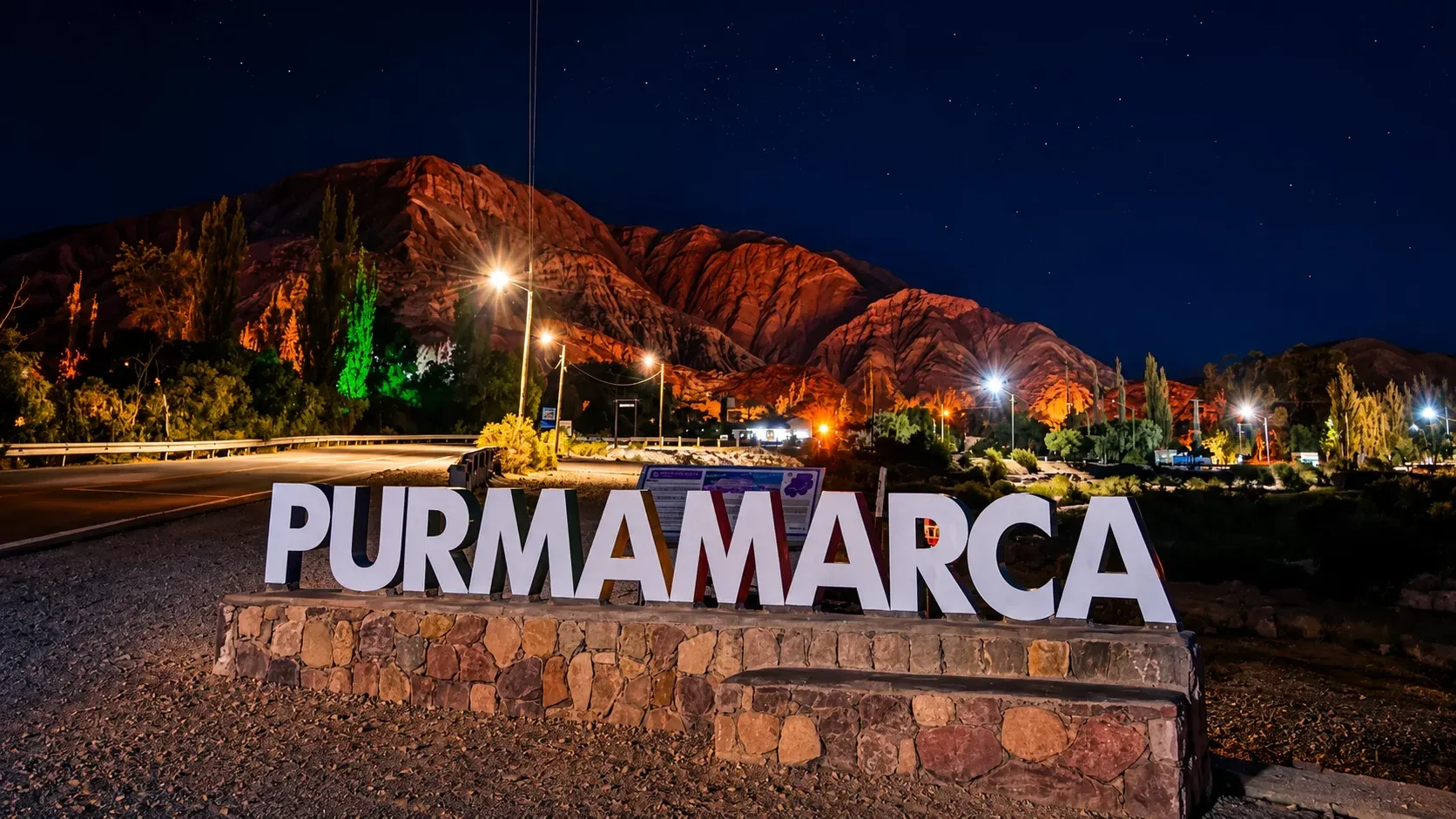 Letreiro de Purmamarca iluminado à noite